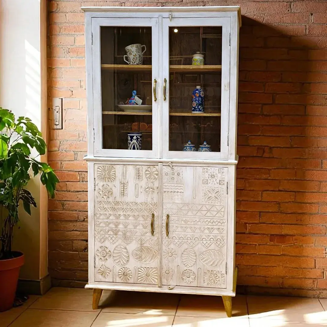 The Nomad Hand-Chiseled Glass Cabinet | خزانة النماد الخشبية المزينة بالنقش اليدوي والزجاج